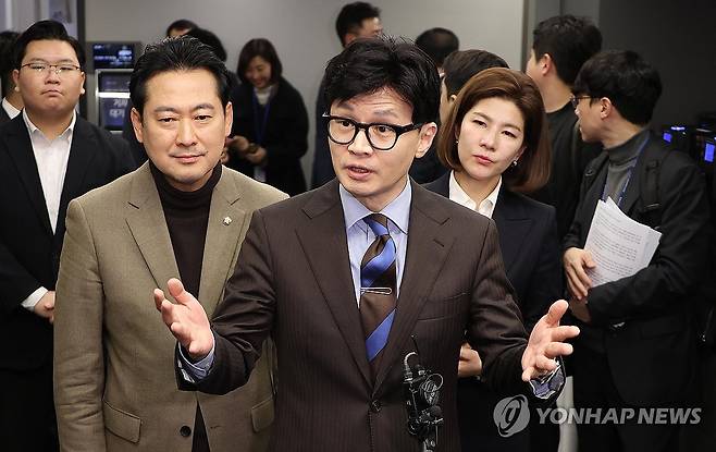 간담회 마친 한동훈 위원장 (서울=연합뉴스) 한상균 기자 = 국민의힘 한동훈 비상대책위원장이 19일 서울 중구 정보통신기술 전문기업 더비즈온에서 '함께하는 AI의 미래' 민당정 간담회 후 기자들의 질문에 답하고 있다. 2024.1.19 [공동취재] xyz@yna.co.kr