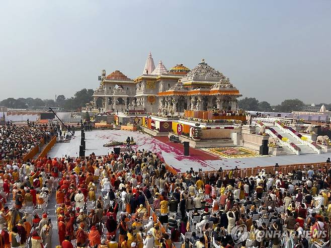 인도 아요디아 힌두교 사원 (아요디아 AP=연합뉴스) 22일(현지시간) 인도 아요디아에 힌두교 라마신 사원이 문을 열면서 많은 이들이 축성식에 참가하고 있다. 2024.1.22. photo@yna.co.kr
