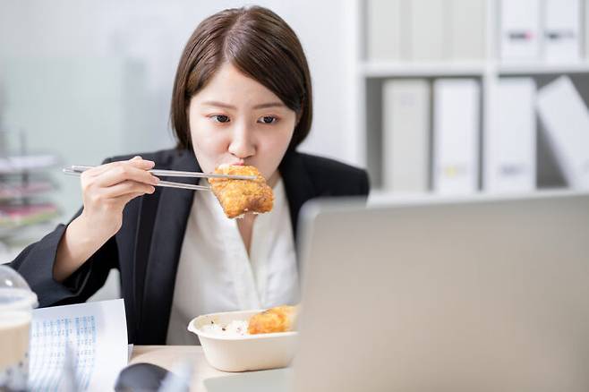 컴퓨터 등 스크린을 보면서 식사를 하면 과식하기 쉽다. [사진=클립아트코리아]