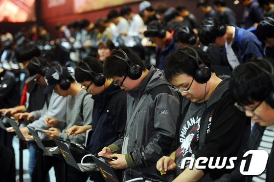 12일 오전 부산 해운대구 벡스코에서 열린 국내 최대 게임축제 ‘지스타 2015’에서 참석자들이 게임을 체험해보고 있다.  2015.11.12/뉴스1 ⓒ News1 이승배 기자