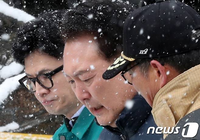 윤석열 대통령이 23일 화재가 발생한 충남 서천특화시장을 찾아 한동훈 국민의힘 비상대책위원장과 함께 화재 현황에 대한 설명을 듣고 있다. 2024.1.23/뉴스1 ⓒ News1 김기태 기자