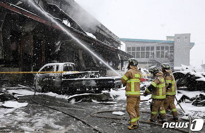 지난 22일 밤 11시8분께 충남 서천 서천특화시장에서 화재가 발생했다. 23일 소방관들이 잔불을 진화하고 있다. 이번 화재로 점포 227개가 불에 탔으며 소방 당국은 대응 2단계를 발령해 진화작업을 벌여 두시간여 만에 큰 불길을 잡았다. 2024.1.23/뉴스1 ⓒ News1 김기태 기자