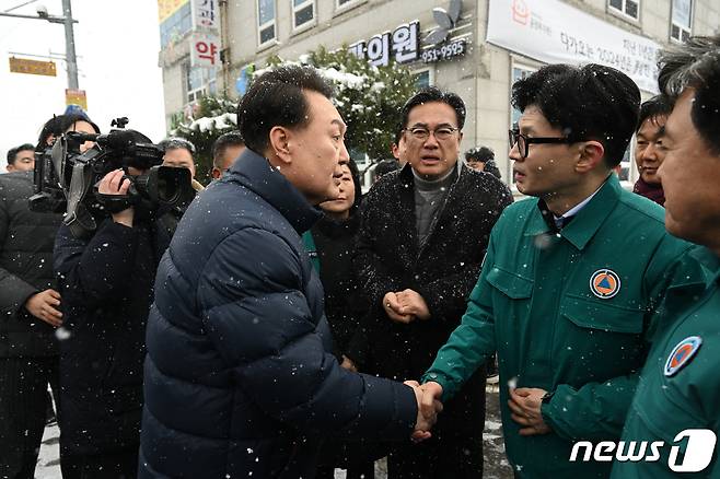 윤석열 대통령과 한동훈 국민의힘 비상대책위원장이 23일 충남 서천 특화시장 화재 현장을 나란히 방문해 피해 상황을 점검한 후 헤어지며 악수를 나누고 있다. (대통령실 제공) 2024.1.23/뉴스1 ⓒ News1 오대일 기자