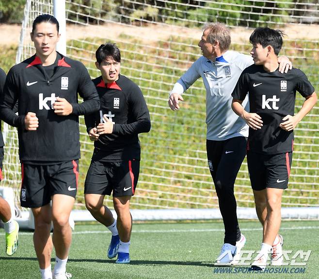 대한민국 축구대표팀이 21일(현지시간) 오전 카타르 도하 알 아글라 트레이닝 센터에서 회복훈련을 진행했다. 클린스만 감독이 선수들과 함께 훈련을 소화하고 있다. 도하(카타르)=박재만 기자 pjm@sportschosun.com/2023.01.21/