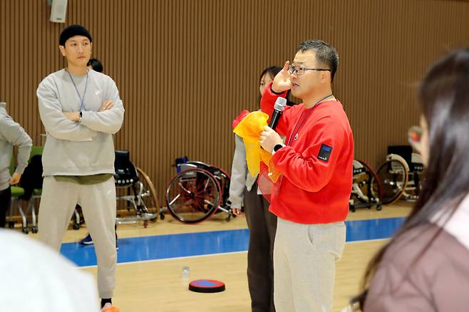 전제욱 교사(인제고)가 11일 대한장애인체육회 이천선수촌에서 진행된 '2023 통합체육 교사연수 실기교육'에서 뉴스포츠를 통한 통합체육수업 강의를 하고 있다. 사진제공=대한장애인체육회