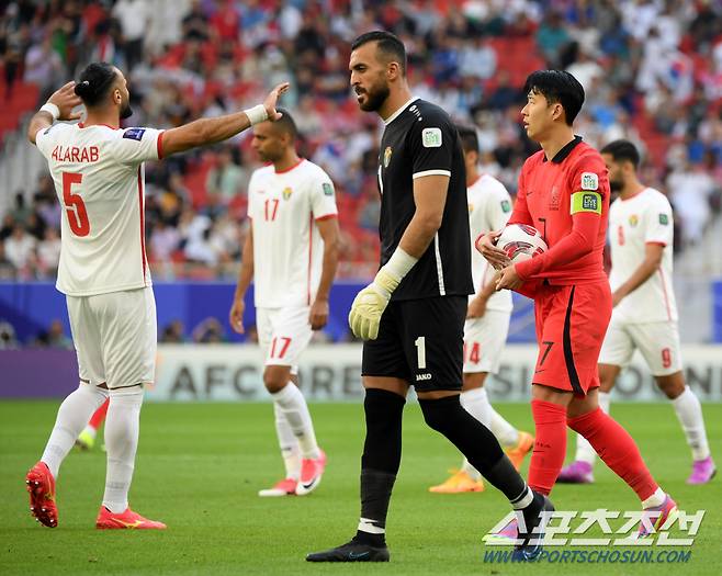 20일(현지시간) 카타르 도하 알투마마 스타디움에서 열린 2023 아시아축구연맹(AFC) 카타르 아시안컵 대한민국과 요르단의 경기. 손흥민이 페널티킥을 준비하고 있다. 도하(카타르)=박재만 기자 pjm@sportschosun.com/2023.01.20/