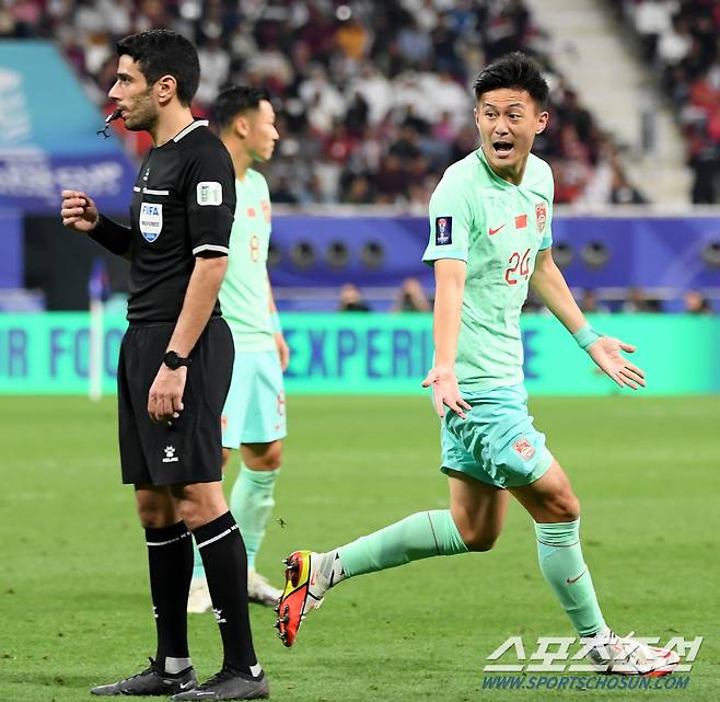 22일(현지시간) 카타르 도하 칼리파 인터내셔널 스타디움에서 열린 2023 아시아축구연맹(AFC) 카타르 아시안컵 카타르와 중국의 경기. 중국 장셩룽이 슈팅이 벗어나자 아쉬워하고 있다. 도하(카타르)=박재만 기자 pjm@sportschosun.com/2023.01.22/