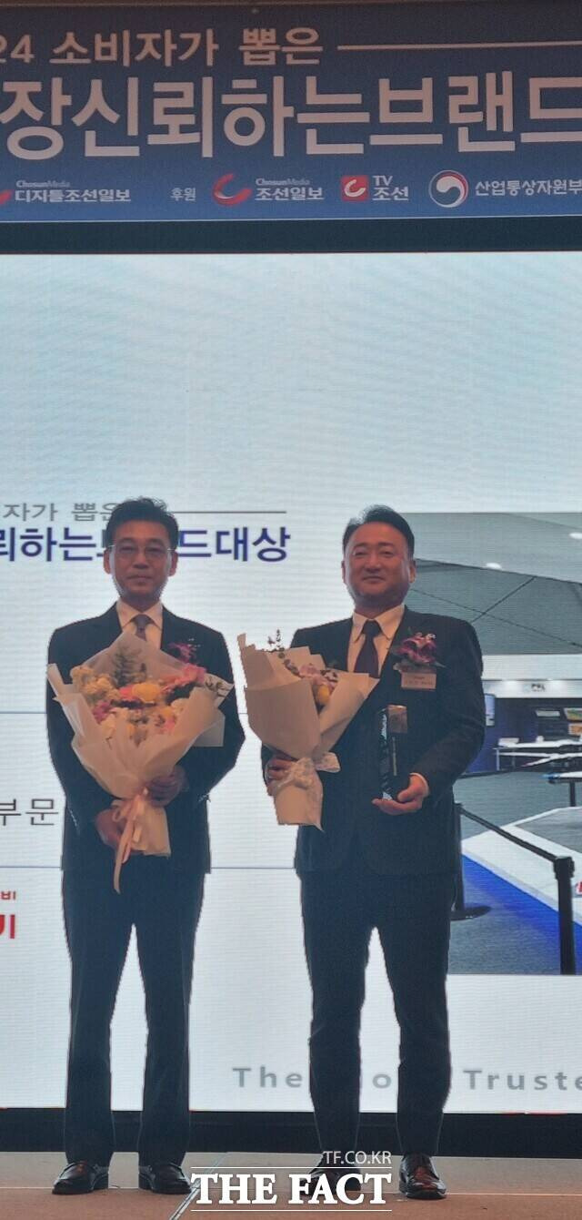 23일 인천의 대표 항공테크기업 (주)숨비 오인선(오른쪽) 대표이사가 '2024 소비자가 뽑은 가장 신뢰하는 브랜드 대상'을 수상한 뒤 기념촬영 하고있다.숨비