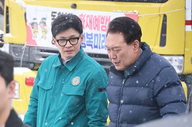 23일 오후 충남 서천군 서천읍 불이 난 서천특화시장에서 윤석열 대통령과 국민의힘 한동훈 비대위원장이 만나고 있다. /연합뉴스