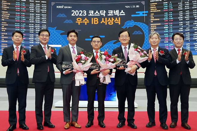 한국거래소는 23일 서울사옥 홍보관에서 지난해 IPO 주관업무에 대한 우수IB 시상을 했다. 왼쪽부터 정상호 한국거래소 코스닥시장본부장보, 손병두 한국거래소 이사장 , 이재현 삼성증권 부사장 , 김미섭 미래에셋증권 부회장, 서정학 IBK투자증권 대표이사, 홍순욱 한국거래소 코스닥시장본부장, 이부연 한국거래소 코스닥시장본부장보. /한국거래소 제공