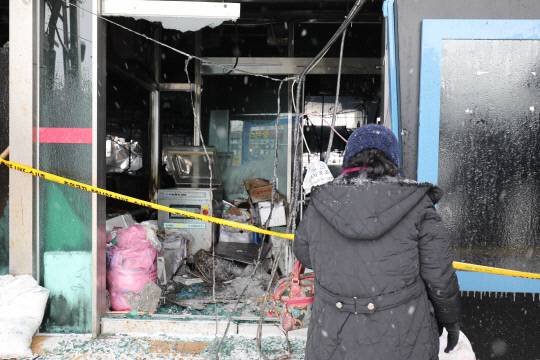 서천군 서천읍 특화시장 화재로 피해를 입은 한 상인이 점포를 물끄러미 바라보고 있다. 사진=김영태 기자