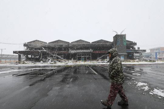 22일 화재가 발생한 서천 특화시장 앞을 23일 오전 상인이 지나가고 있다. 사진=김영태 기자