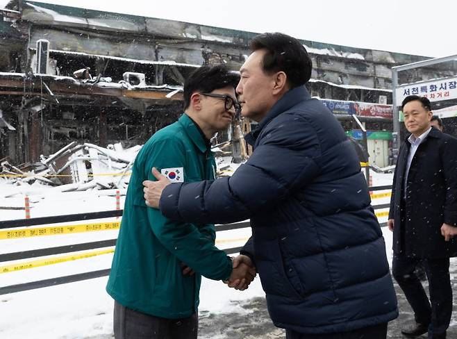 윤석열 대통령이 23일 오후 충남 서천군 서천수산물특화시장 화재 현장을 찾아 피해 상황을 점검하기 앞서 한동훈 국민의힘 비상대책위원장을 만나 악수하고 있다.(사진=대통령실 제공) /사진=뉴시스