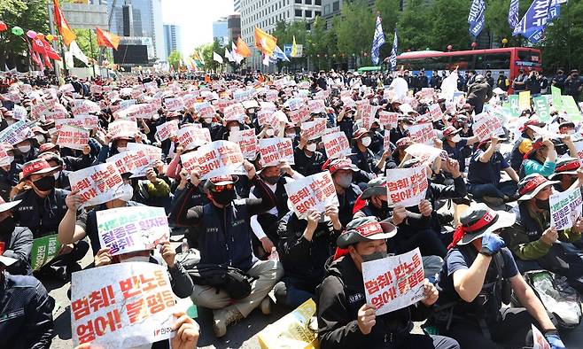 민주노총 조합원들이 2022년 5월1일 오후 서울 중구 숭례문 인근 세종대로에서 열린 2022 세계노동절대회에서 손팻말을 들고 구호를 외치고 있다. 연합뉴스