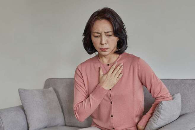 목에 느껴지는 지속적인 이물감, 가슴 통증, 마른기침 등의 증상이 있다면 역류성 식도염을 의심해볼 수 있다. /게티이미지뱅크