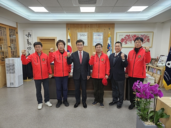 윤건영 교육감이 22일 해병대전우회 충북도연합회 임원진과 안전한 학교 문화 조성 방안을 논의하고 기념 촬영을 하고 있다. [사진=충북교육청]