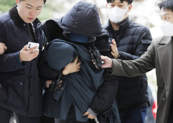 배우 고(故) 이선균(48)을 협박, 금품을 갈취한 혐의로 사전 구속영장이 청구된 20대 여성이 인천 미추홀구 인천지법에서 구속 전 피의자 심문(영장실질심사)에 출석하기 위해 이동하고 있다. [사진=뉴시스]