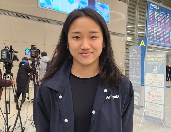 23일 귀국한 셔틀콕 퀸 안세영이 인천국제공항 입국장에서 스탠딩 인터뷰에 응하고 있다. 연합뉴스