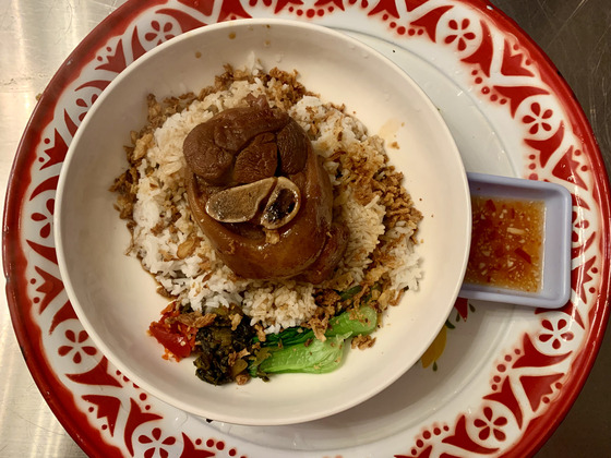 Khao kha mu, or slow-braised pork trotter on rice, at Seobo in Songpa District, southern Seoul [LEE JIAN]