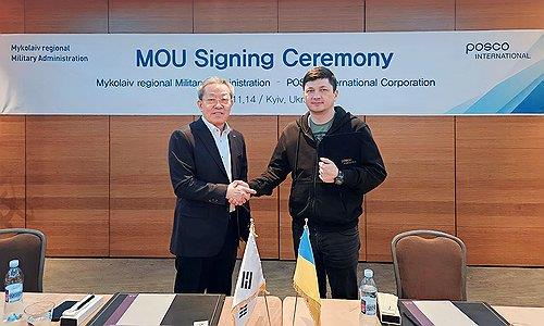 Posco International's Vice Chairman Jeong Tak, left, at a recent signing ceremony for a memorandum of understanding with Gov. Vitaliy Kim of the Ukrainian province of Mykolaiv for the establishment of a steel modular manufacturing facility in Ukraine. [YONHAP]