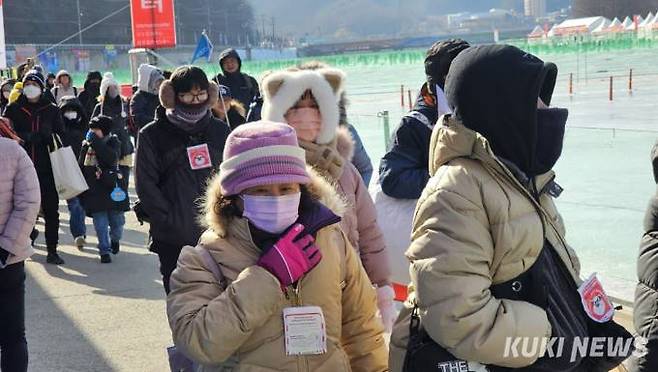 23일 강원 화천군 화천천 일대에서 열리는 2024 화천산천어축제에 동남아 관광객들의 발길이 이어지고 있다.