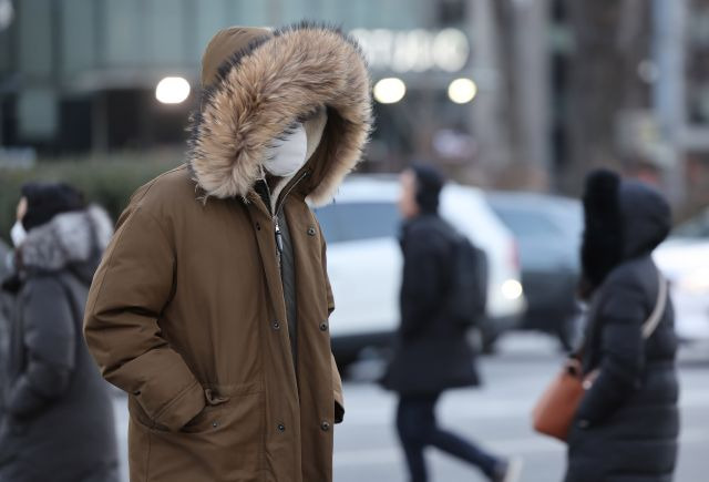 전날보다 온도가 5∼10도가량 낮아져 더욱 추워진 23일 오전 두꺼운 복장을 한 시민이 서울 종로구 광화문네거리를 지나고 있다. 연합뉴스