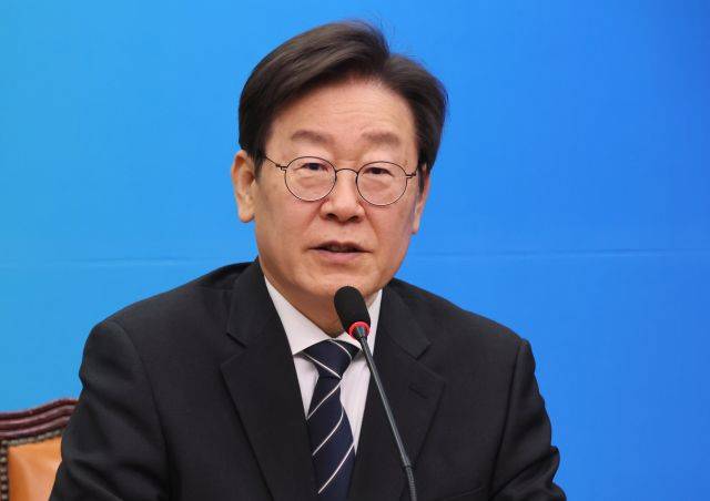 이재명 더불어민주당 대표가 22일 국회에서 열린 9차 인재 영입식에서 환영사를 하고 있다. 연합뉴스