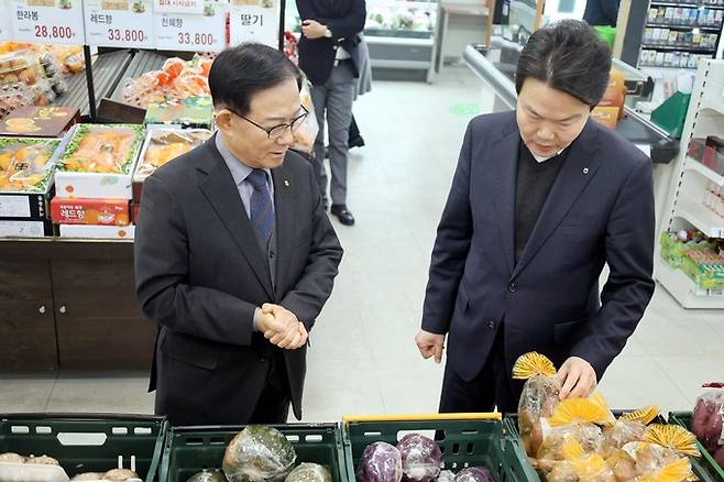 농협중앙회 김기훈 서울검사국장(오른쪽)은 23일 설 명절을 앞두고 북서울농협 임학성 조합장(왼쪽)하나로마트에서 식품안전 특별점검을 실시하고 있다. 서울농협 제공