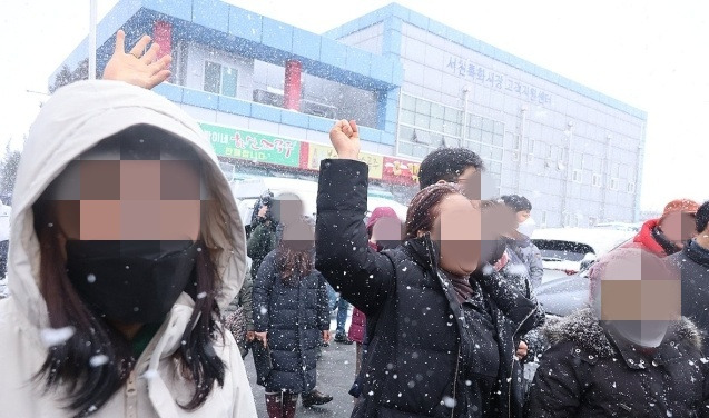 23일 오후 충남 서천군 서천읍 서천특화시장 화재 피해 현장에서 일부 상인들이 “윤석열 대통령이 사진만 찍고 갔다”며 분노를 표출하고 있다. 연합뉴스