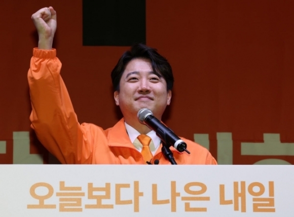 이준석 개혁신당 대표가 20일 오후 서울 여의도 국회의사당 의원회관에서 열린 개혁신당 창당대회에서 당 대표 수락 연설을 하고 있다. 뉴스1