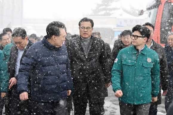 윤석열 대통령과 한동훈 국민의힘 비상대책위원장이 23일 충남 서천특화시장 화재 현장을 방문해 피해 상황을 점검한 뒤 소방대원 대기 천막으로 이동하고 있다. 2024.01.23 대통령실 제공