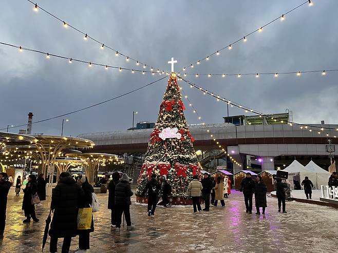 12월 한 달동안 오산역 앞 광장에서 열렸던 '제1회 오산 크리스마스 마켓' ⓒ김지