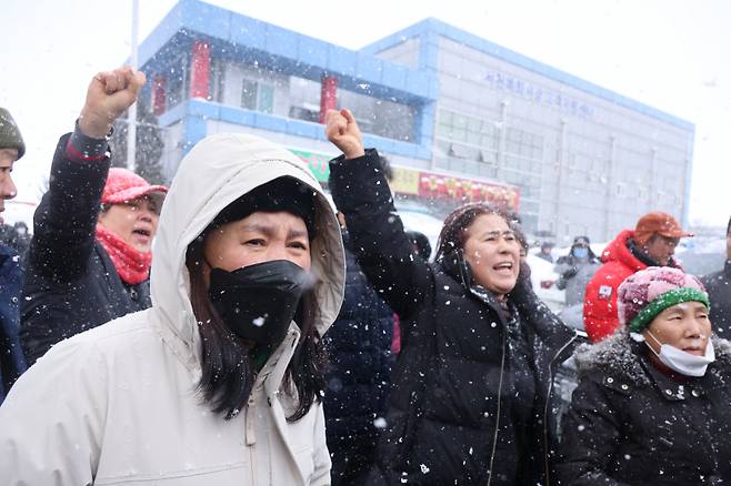 1월23일 충남 서천군 서천읍 화재 피해를 당한 서천특화시장 일부 상인들이 윤석열 대통령이 피해 상인들을 외면한 채 사진만 찍고 갔다"며 분노를 표출하고 있다. ⓒ 연합뉴스