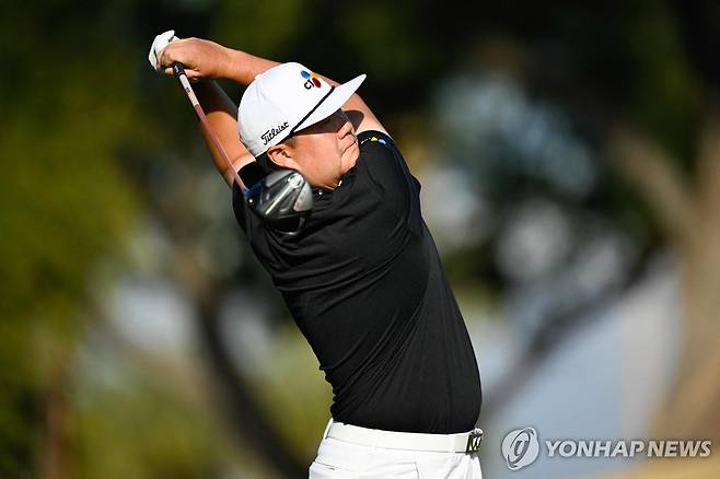 아메리칸 익스프레스에서 티샷 날리는 임성재 (AFP=연합뉴스) 임성재가 미국프로골프(PGA) 투어 아메리칸 익스프레스(총상금 840만달러) 최종 라운드에서 티샷을 날리고 있다. 2024.01.22 khmoon@yna.co.kr