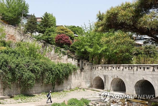 오간수교와 이어지는 탕춘대성 성곽 [연합뉴스 자료사진]