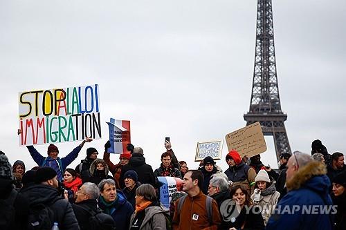 프랑스 이민법 개정안 반대 시위 [로이터 연합뉴스 자료사진 재판매 및 DB 금지]