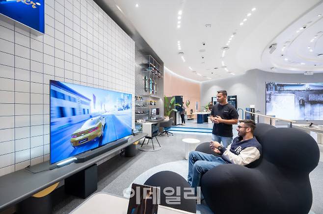 네오(Neo) QLED 8K TV, 최신 게이밍 모니터 등으로 꾸며진 게임룸 체험존 (사진=삼성전자)