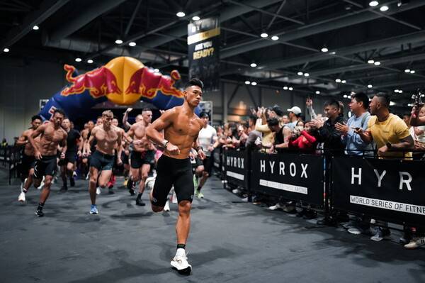 실내 피트니스 대회 '하이록스(HYROX)'가 오는 내달 17일 토요일 인천 송도컨벤시아에서 국내 최초로 열린다. 하이록스 경기 모습. 사진┃하이록스 제공