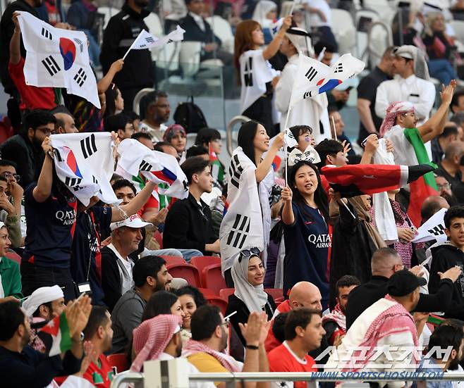 20일(현지시간) 카타르 도하 알투마마 스타디움에서 열린 2023 아시아축구연맹(AFC) 카타르 아시안컵 대한민국과 요르단의 경기. 한국 팬들이 열띤 응원전을 펼치고 있다. 도하(카타르)=박재만 기자 pjm@sportschosun.com/2023.01.20/