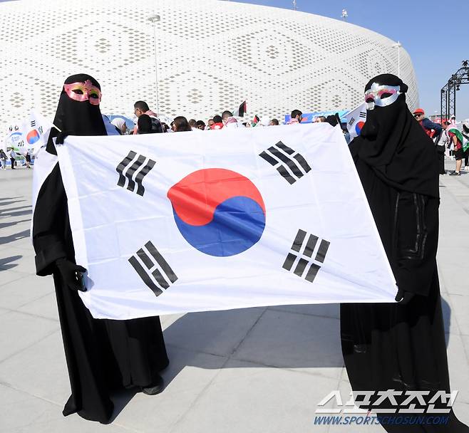 20일(현지시간) 카타르 도하 알투마마 스타디움에서 열린 2023 아시아축구연맹(AFC) 카타르 아시안컵 대한민국과 요르단의 경기. 한국 축구를 응원하는 카타르 여성팬들이 취재진을 향해 포즈를 취하고 있다. 도하(카타르)=박재만 기자 pjm@sportschosun.com/2023.01.20/