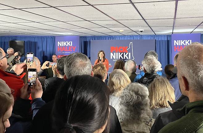 니키 헤일리 전 유엔 대사가 미국 뉴햄프셔주 프라이머리(예비 선거)를 하루 앞둔 22일 오전 프랭클린의 보훈병원에서 마지막 유세를 하고 있다. /이민석 특파원