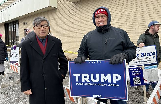 미국 내 최대 한인 유권자 단체를 이끄는 김동석(왼쪽) 대표가 뉴햄프셔주 프라이머리(예비 선거) 당일인 23일 오전 맨체스터의 한 투표소에서 도널드 트럼프 전 대통령 지지자와 함께 사진 촬영을 하고 있다. /미주한인유권자연대(KAGC) 제공