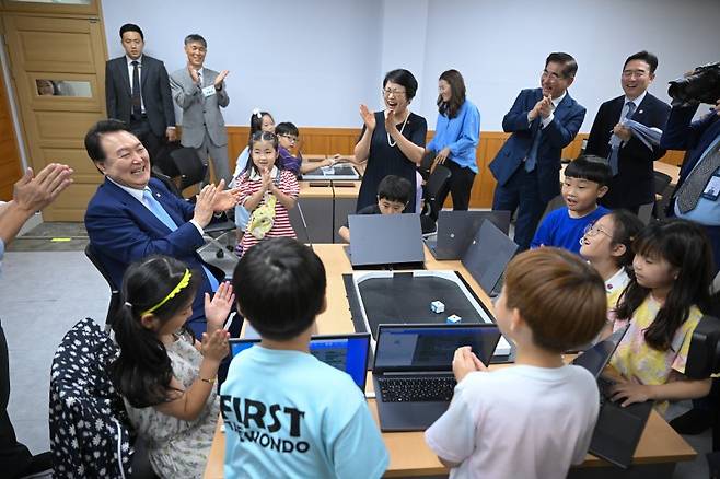 윤석열 대통령이 3일 오후 방과 후 교육 활동·돌봄을 제공하는 늘봄학교 시범학교인 경기 수원초등학교를 찾아 코딩 수업 중인 학생들과 함께 로봇 게임하고 있다. 사진=대통령실