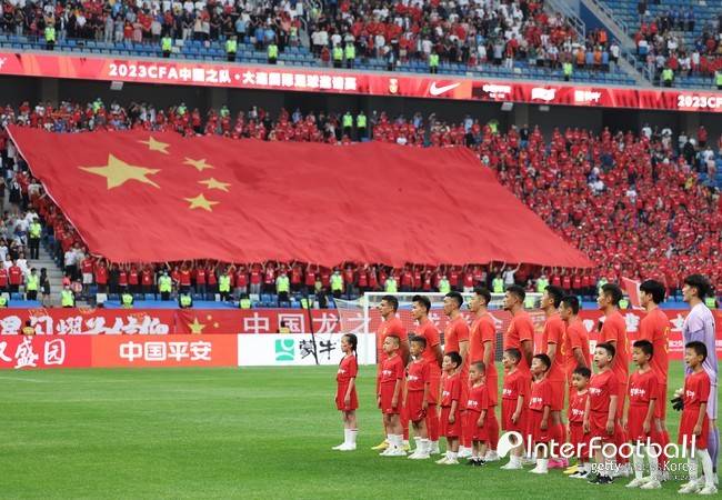 만리장성이 무너졌다. 알렉산다르 얀코비치 감독이 이끄는 중국 축구 국가대표팀이 졸전 끝에 무득점 무승 조별리그 탈락하고 말았다. 그럼에도 현지에선 귀화 정책 이야기가 나온다.[사진=게티 이미지]