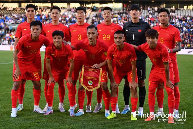 만리장성이 무너졌다. 알렉산다르 얀코비치 감독이 이끄는 중국 축구 국가대표팀이 졸전 끝에 무득점 무승 조별리그 탈락하고 말았다. 그럼에도 현지에선 귀화 정책 이야기가 나온다.[사진=게티 이미지]
