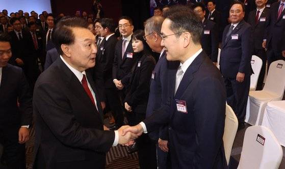 윤석열 대통령이 2일 서울 여의도 중소기업중앙회에서 열린 2024년 경제계 신년 인사회에 참석해 이재용 삼성회장과 인사하고 있다. 김현동 기자