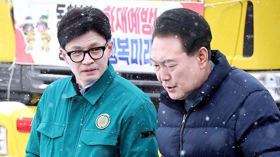 23일 오후 충남 서천군의 서천특화시장에서 윤석열 대통령과 한동훈 국민의힘 비대위원장이 만나고 있다. 서천=연합뉴스