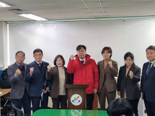 인천 서구갑 출마를 선언한 박상수 변호사가 국민의힘 소속 시·구의원들과 함께 기자회견을 하고 있다. 이병기기자