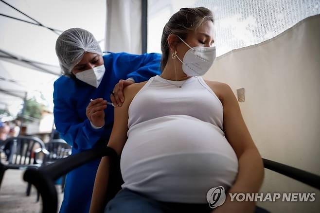 코로나19 백신 접종하는 파라과이 임신부. 이 사진은 기사의 내용과는 관계 없음 [사진출처 = 연합뉴스/EPA]