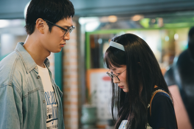 유지혁(왼쪽)과 강지원은 대학 시절 처음 만난 후 엇갈린 삶을 산다.